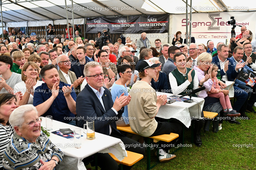 Empfang Daniel Tschofenig | Einzug Daniel Tschofenig, Mama Monika Tschofenig, Papa Gerhard Tschofenig, Empfang Daniel Tschofenig, Empfang Daniel Tschofenig am 10.05.2025 in Hohenthurn (Mehrzweckhaus Hohenthuurn), Austria, (Photo by Bernd Stefan)