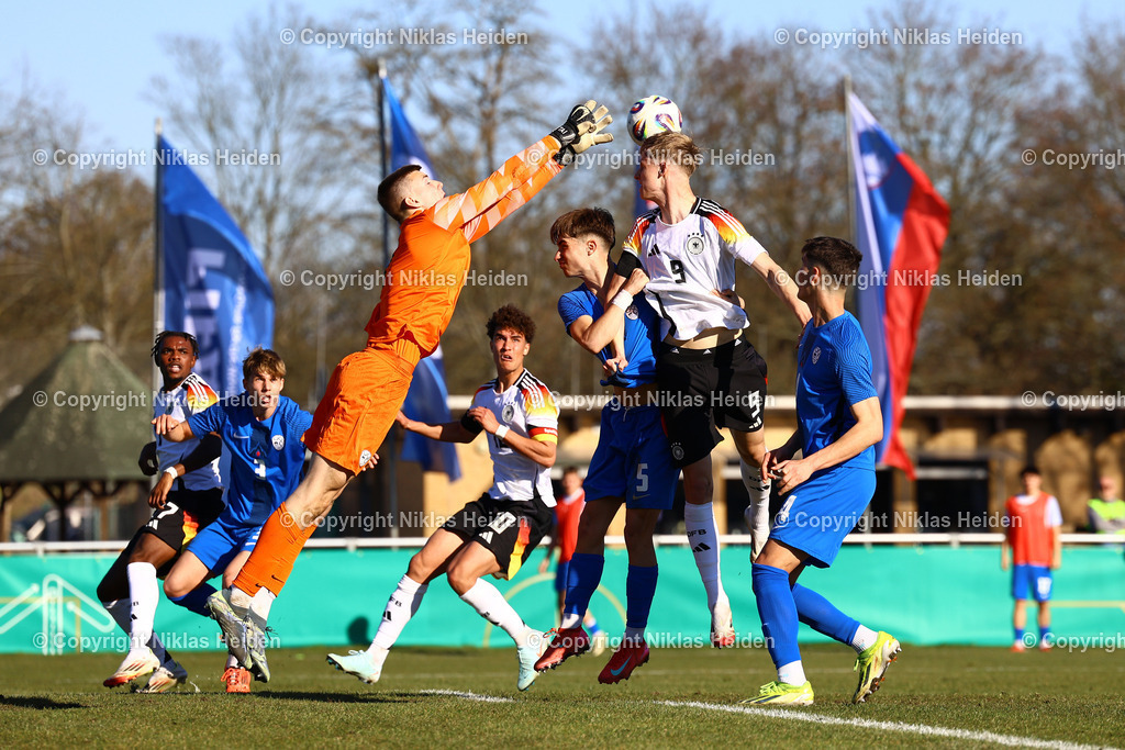 NH_DeutschlandU19_SlowenienU19_UEFAQualifikationsturnier_19032025 | #9 Max Moerstedt (Deutschland U19), #5 Mark Kerin und #1 Tai Znuderl (Slowenien U19)Fußball I Junioren I UEFA-U19-Europameisterschaft I Saison 2024-2025 I Qualifikationsturnier I Deutschland U19 - Slowenien U19 I 19.03.2025 I Drömlingstadion