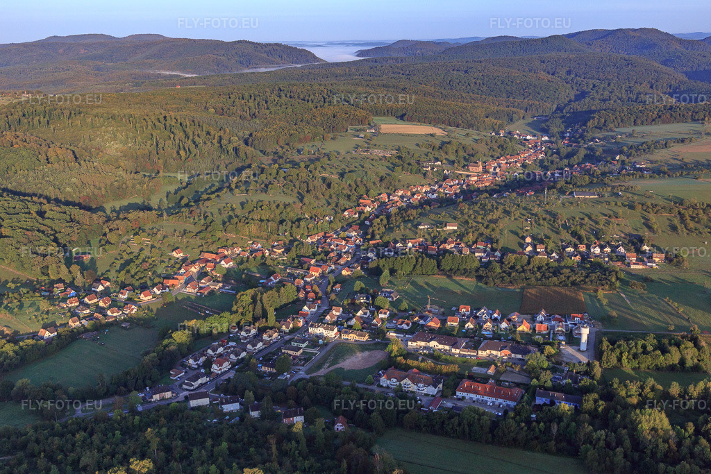 Vue aérienne: Vue de la ville depuis le sud-est à Langensoultzbach dans le département Bas Rhin, France – .Photo: IMG_139166.jpg prise le 01/10/2023 par Werner Riehm/FLY-FOTO.eu – Résolution de l'original: 5395 x 3596 px