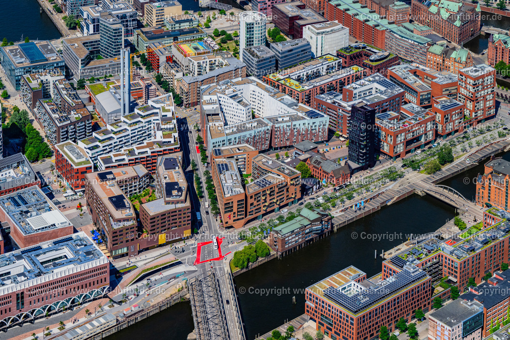 Hamburg_Hafencity_Berseeboulevard_ELS_7158200625 | HAMBURG 16.06.2025 Baustelle zum Neubau des Gebäudekomplexes des Einkaufszentrum am Überseequartier am Chicagokai - Osakaallee "Westfield" im Bereich des ehemaligen Grasbrooks im Ortsteil Hafencity in Hamburg, Deutschland. Weiterführende Informationen bei: CHRISTIAN DE PORTZAMPARC,  Depenbrock Bau GmbH & Co. KG,  F + Z Baugesellschaft, Zweigniederlassung der Hecker Bau GmbH & Co. KG,  Stump-Franki Spezialtiefbau GmbH,  Unibail-Rodamco Germany GmbH,  Unibail-Rodamco ÜSQ Süd Quartiersmanagement GmbH. // Construction site for the new building complex of the shopping center at Ueberseequartier at Chicagokai - Osakaallee in the area of the former Grasbrooks in the Hafencity district in Hamburg, Germany. Further information at: CHRISTIAN DE PORTZAMPARC,  Depenbrock Bau GmbH & Co. KG,  F + Z Baugesellschaft, Zweigniederlassung der Hecker Bau GmbH & Co. KG,  Stump-Franki Spezialtiefbau GmbH,  Unibail-Rodamco Germany GmbH,  Unibail-Rodamco UeSQ Sued Quartiersmanagement GmbH. Foto: Martin Elsen