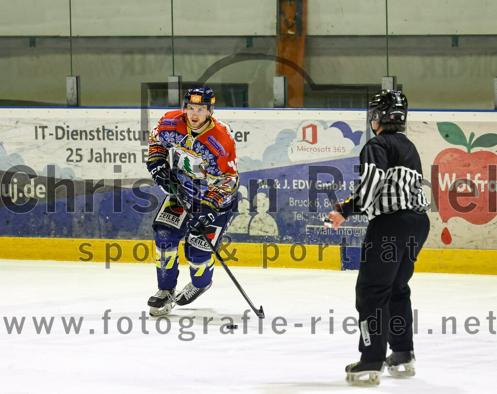 2022-12-09_054_TSV_Erding_gegen_EHC_Waldkraiburg | Erding, Deutschland, 09.12.2022:
Eishockey, Bayernliga 2022 / 2023, 19. Spieltag, TSV Erding gegen EHC Waldkraiburg, Endergebnis: 9:2

Erik Hefke (EHC Waldkraiburg, #27)

Foto: Christian Riedel / fotografie-riedel.net