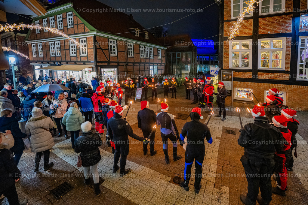 Stade Weihnachtsmarkt Fackelschwimmer DLRG_ELS_7595161223 | Stade DLRG Fackelschimmen 3.Advent - Realisiert mit Pictrs.com