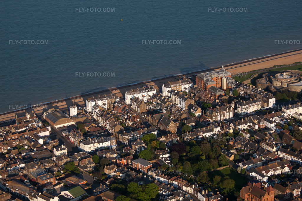 Aerial view: View of the town in Deal in the state England, Great Britain. – Photo: IMG_50757.jpg taken on 05/27/2012 by Werner Riehm/FLY-FOTO.com – Resolution of the original: 4752 x 3168 px