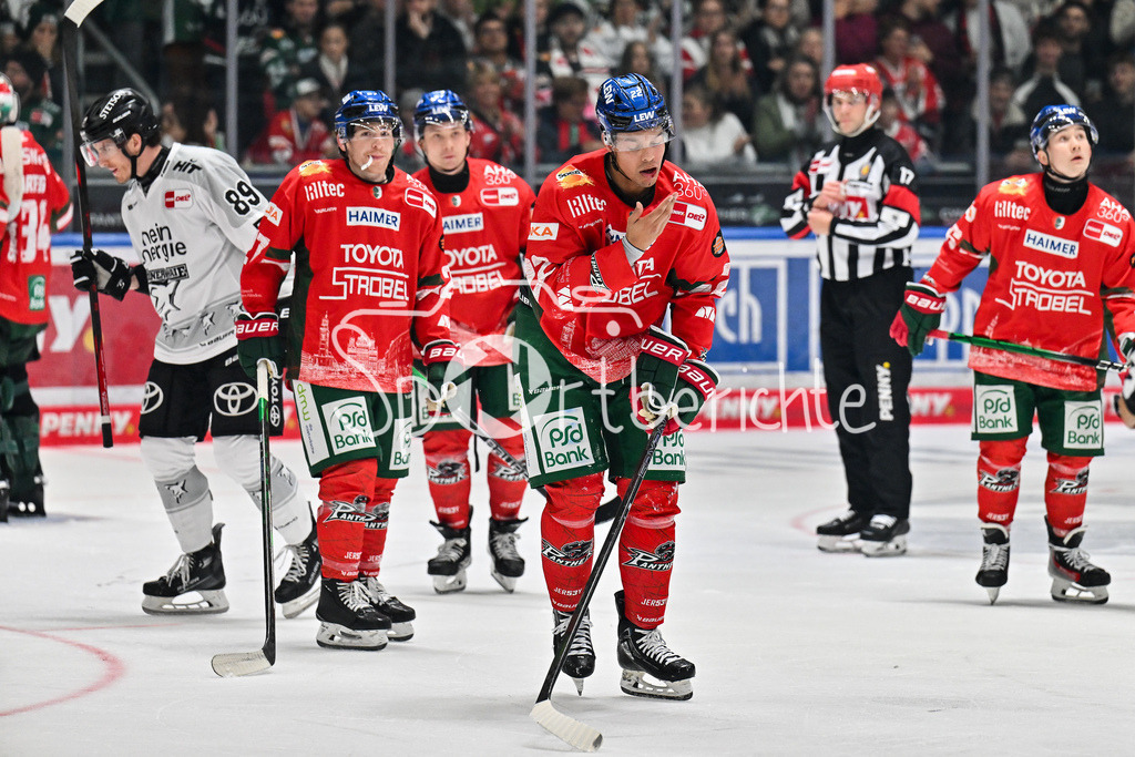 Augsburger Panther - Kölner Haie | der vom Puck getroffene Madison BOWEY (Augsburger Panther 22) fährt blutend vom Eis / Blut / Verletzung / Verletzt / DEL: Augsburger Panther - Kölner Haie; Curt Frenzel Stadion am 26.09.2025