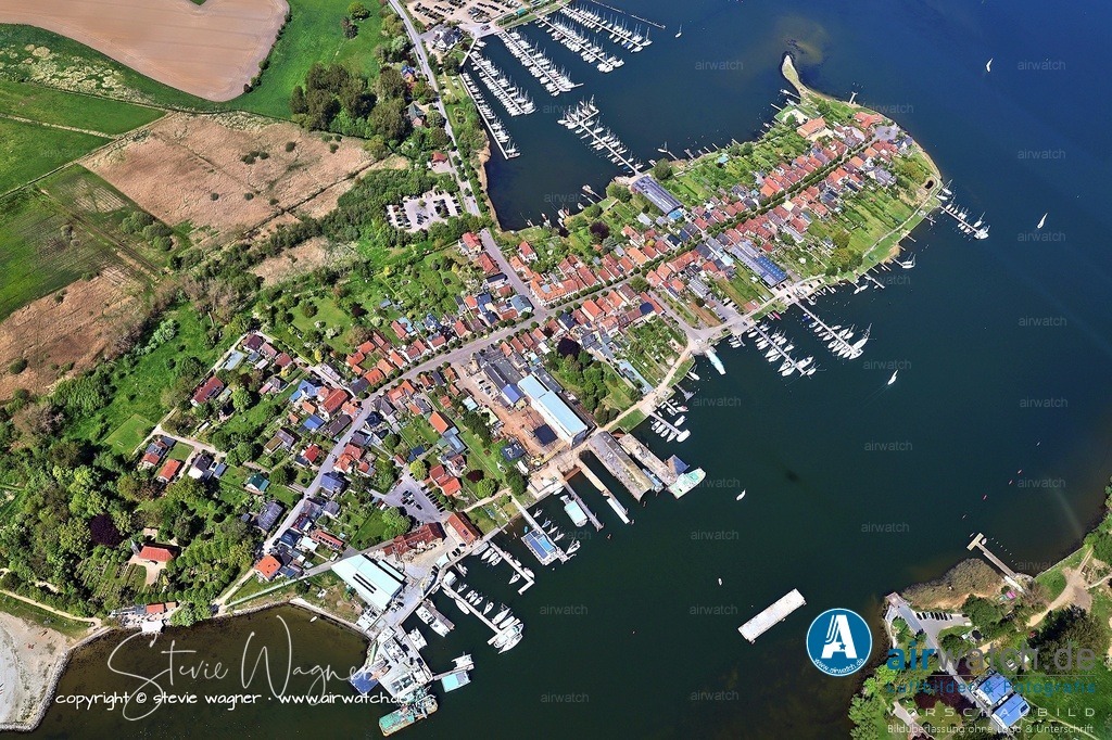 Luftbild Stadt Arnis - Für Naturliebhaber und Aktivurlauber | Für Naturliebhaber und Aktivurlauber gibt es zahlreiche Möglichkeiten: Der Weg am Schleiufer führt direkt an der Badestelle vorbei und bietet beeindruckende Blicke auf die Schlei. Kanutouren sind möglich, da Kanus in Sundsacker, dem gegenüberliegenden Ufer, ausgeliehen werden können, wobei die Fähre die 220 Meter lange Wasserstraße überbrückt.