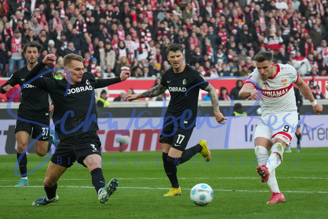 180124Ho_VfB_SCF784A | Ermedin Demirovic (VfB Stuttgart) versucht sein Glueck, Philipp Lienhart (SC Freiburg) schmeisst sich in den Ball VfB Stuttgart - SC FreiburgBundesliga, Spieltag 18, Saison 2024_25, Derby, VfB Stuttgart - SC Freiburg Deutschland, Stuttgart, MHP Arena, 18.01.2025(DFL DFB REGULATIONS PROHIBIT ANY USE OF PHOTOGRAPHS as IAMGE SEQUENCES and or QUASI-VIDEO).