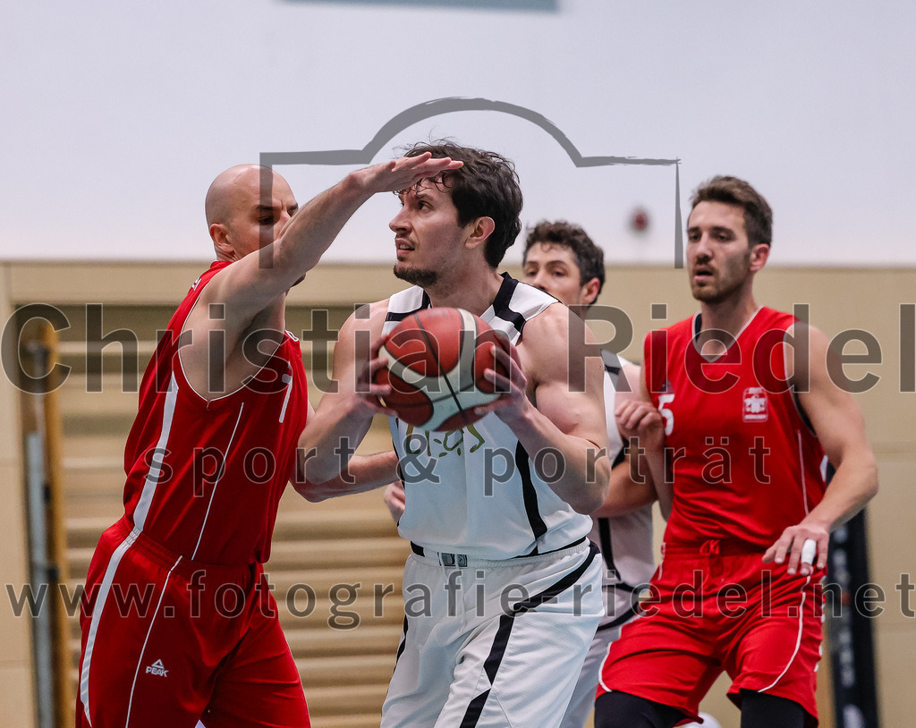 2025-12-06_028_TSV_Vaterstetten_gegen_MTV_1879_Muenchen | Vaterstetten, Deutschland, 06.12.2025:Basketball, 2. Regionalliga Süd 2025 / 2026, 9. Spieltag, TSV Vaterstetten gegen MTV 1879 München, Endergebnis: 58:83Jan Christopher Szembek (MTV 1879 München, #7), Ivan Nikolovski (TSV Vaterstetten, #14)Foto: Christian Riedel / fotografie-riedel.net