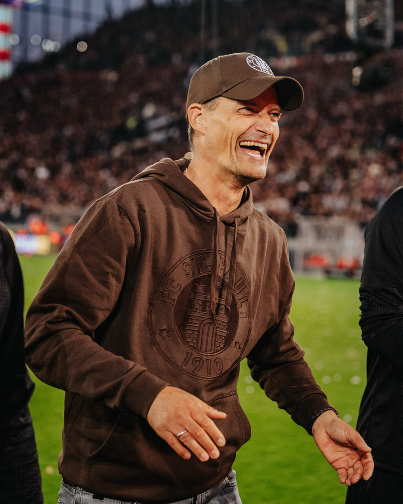 FCS02560 | Der offizielle Shop für FC St. Pauli Fotos. Wähle aus Spielszenen & Fanmomenten dein FCSP Wunschformat. Wir liefern Millerntor-Atmosphäre.