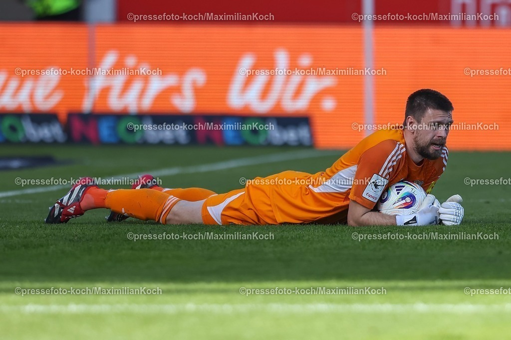xKWIx26042601025 | 2026.04.26, xkwix, Fußball, 3.Liga, Rot-Weiss Essen - 1. FC Saarbrücken, Stadion an der Hafenstraße, 35.Spieltag, Saison 2025 / 2026: Phillip Menzel (1. FC Saarbrücken #13) haelt den Ball am Boden fest DFB regulations prohibit any use of photographs as image sequences and or quasi-video. Photo: xKamilxWilkowskixPressefotoKochx
