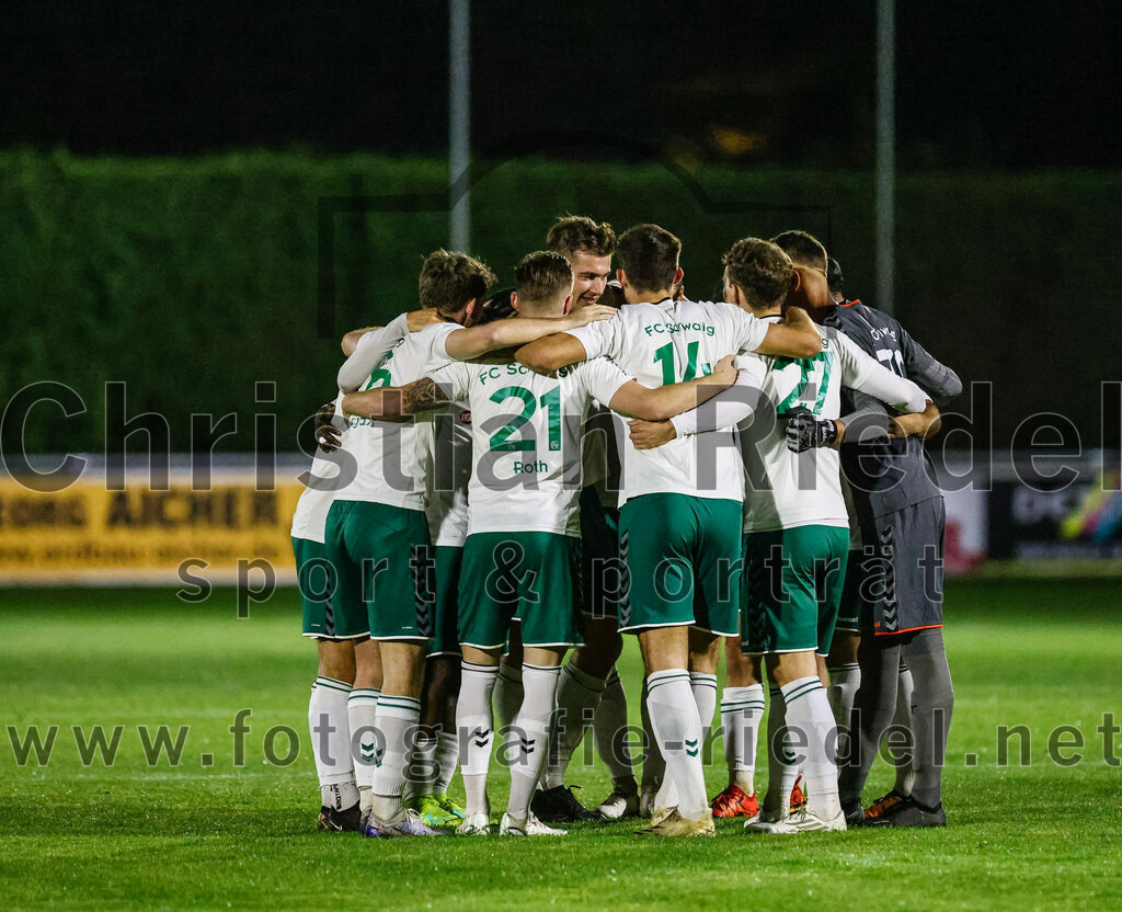 2023-10-13_006_FC_Schwaig_gegen_TSV_Ampfing | Oberding, Deutschland, 13.10.2023:
Fußball, Landesliga Südost 2023 / 2024, 16. Spieltag, FC Schwaig gegen TSV Ampfing, Endergebnis: 3:2

Leon Roth (FC Schwaig, #21), Johannes Empl (FC Schwaig, #14), Maximilian Buchauer (FC Schwaig, #27), Torwart Philipp Strunk (FC Schwaig, #30)

Foto: Christian Riedel / fotografie-riedel.net