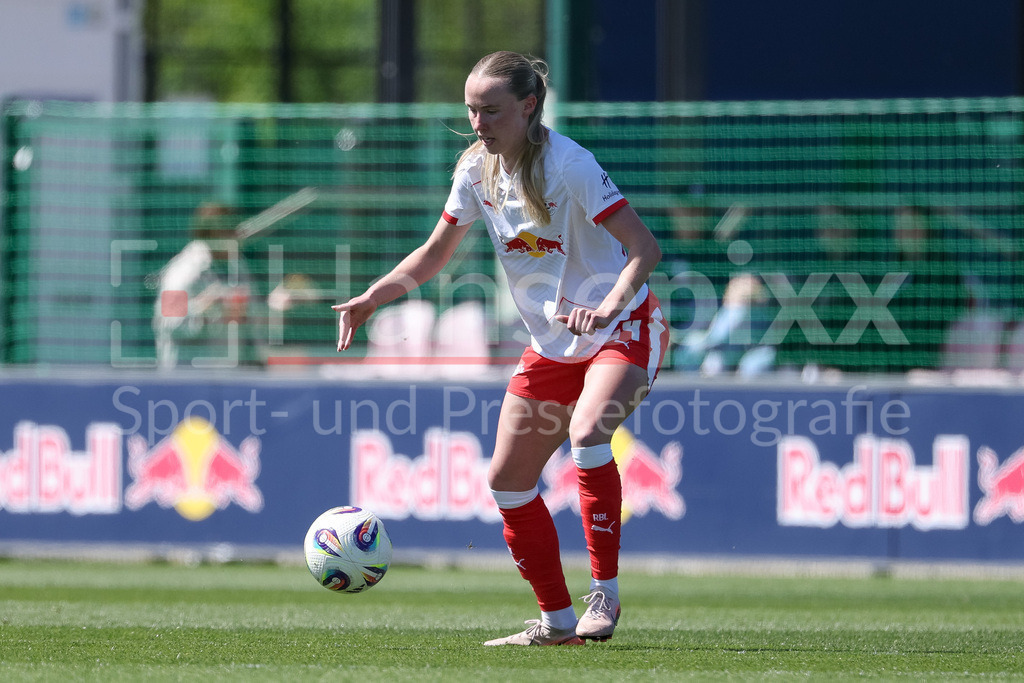 Fussball, Google Pixel Frauen-Bundesliga, RB Leipzig - SV Werder Bremen | Nikoline Dudek (RB Leipzig, 24) am Ball, Freisteller, Einzelbild, Ganzkörper, Aktion, Action, Spielszene, DIE DFB-RICHTLINIEN UNTERSAGEN JEGLICHE NUTZUNG VON FOTOS ALS SEQUENZBILDER UND/ODER VIDEOÄHNLICHE FOTOSTRECKEN. DFB REGULATIONS PROHIBIT ANY USE OF PHOTOGRAPHS AS IMAGE SEQUENCES AND/OR QUASI-VIDEO.