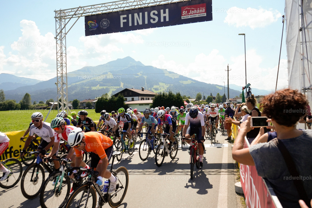 392_20230817_Bewerb_Maenner_Muehlanger | AUT - OESTERREICH, 2023-08-16: SPORT RENNRAD-FAHREN - 55. INTERNATIONALER RADWELTPOKAL IN ST. JOHANN IN TIROL  - Vintage-Radrennen mit WM-Bronze-Medaillen-Siegerin Christina Schweinberger, den Teilnehmer und Alexander Baumann (vom Orginastions-Team) - TAG 2 BEWERB MAENNER IN SECHS GRUPPEN  ; Foto: Roland Muehlanger