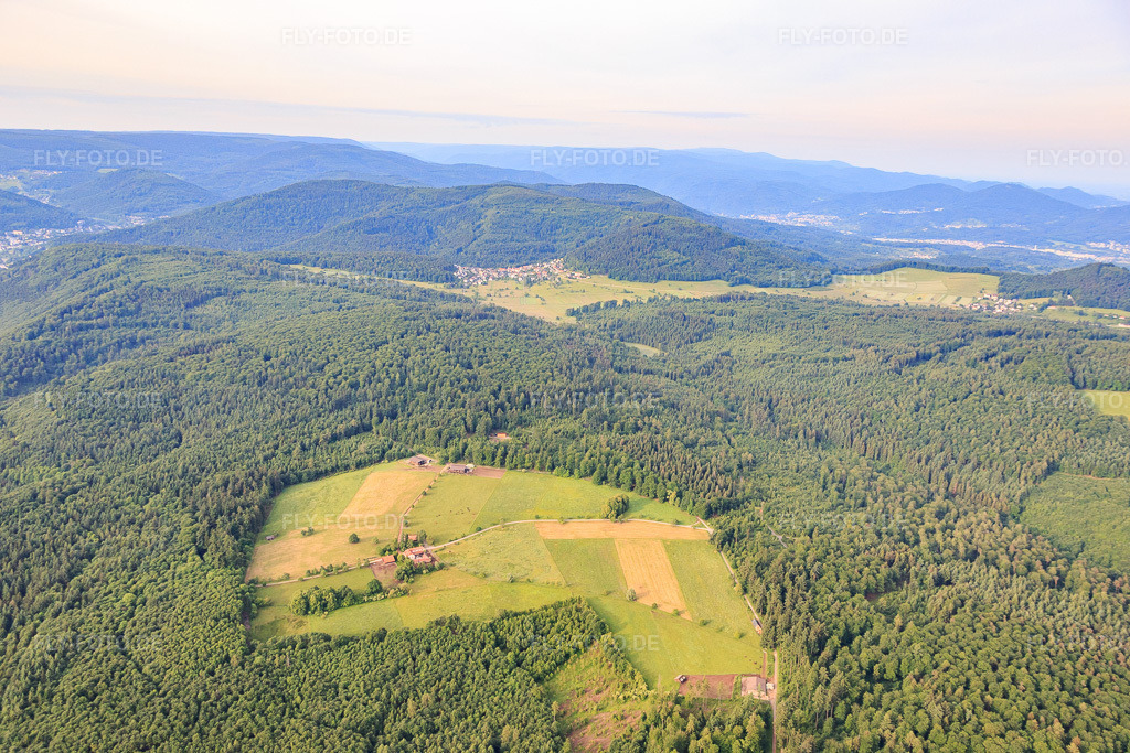 Luftbild: Dorfansicht im Nordschwarzwald aus Norden im Ortsteil Bernbach in Bad Herrenalb im Bundesland Baden-Württemberg in Deutschland. Foto: IMG_079716.jpg vom 31.05.2015 durch Werner Riehm/FLY-FOTO.de