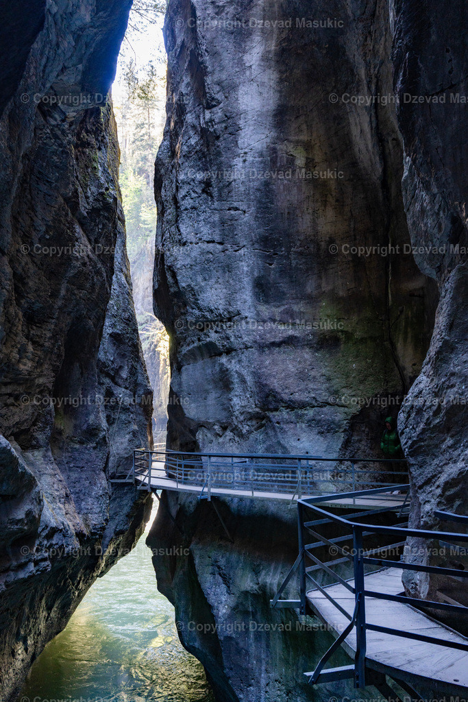 Aareschlucht | Ich fotografiere Landschaften, Produkte und erstelle für Sie Firmenportraits. Engagieren Sie mich für den nächsten Projekt. - Realisiert mit Pictrs.com