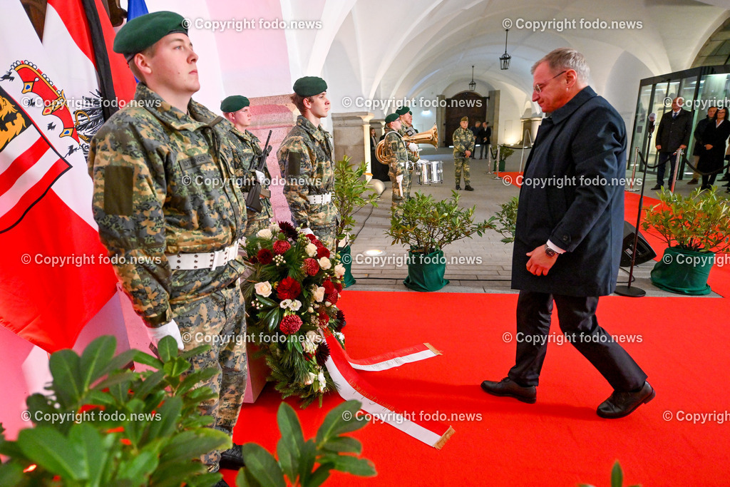 Kranzniederlegung mit LH Stelzer und VertreterInnen des Ooe. Landtags_ 31.10.2024-27 | 31.10.2024, Landhaus Linz AUT, Promenade, Kranzniederlegung 2024 zum Gedenken all jener, die in der Vergangenheit für Oberoesterreich Verantwortung getragen haben, im Bild LH Thomas Stelzer (VP, Landeshauptmann Ooe), Vertreter des Oesterreichischen Bundesheer