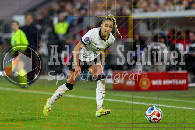 Deutschland vs Frankreich - Halbfinale - UEFA Women's Nations League | Düsseldorf, Deutschland, 24.10.25:   Giulia Gwinn ( Deutschland ) in Aktion am Ball, Einzelaktion waehrend des Halbfinals der UEFA Women's Nations League zwischen Deutschland vs Frankreich in der Merkur-Spiel-Arena(Foto von Brauer-Fotoagentur / Adrian Schlueter)