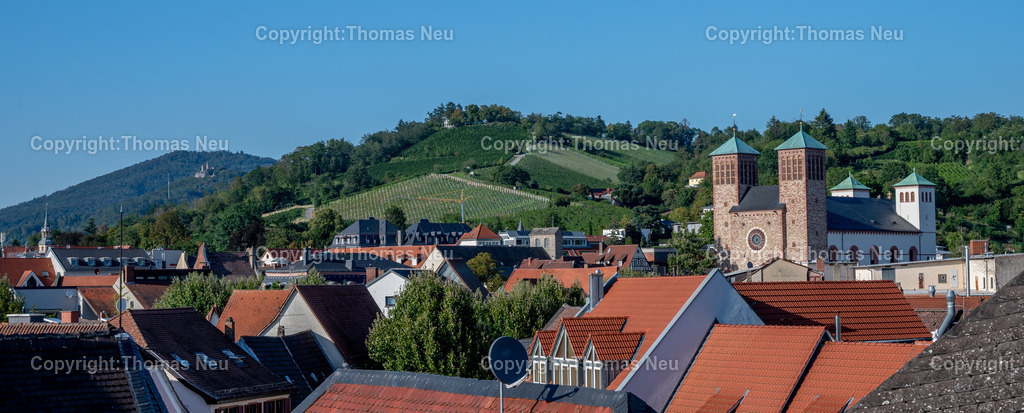 Panorama_Bensheim_DSC_6334 |  Blick vom Heilig Geist Krankenhaus hinüber an die Bergstraße mit Kirchberghäuschen ,Auerbacher Schloss und Melibikus, über den Dächern erheben sich die kirche Sankt Georg, , Bild: Thomas Neu