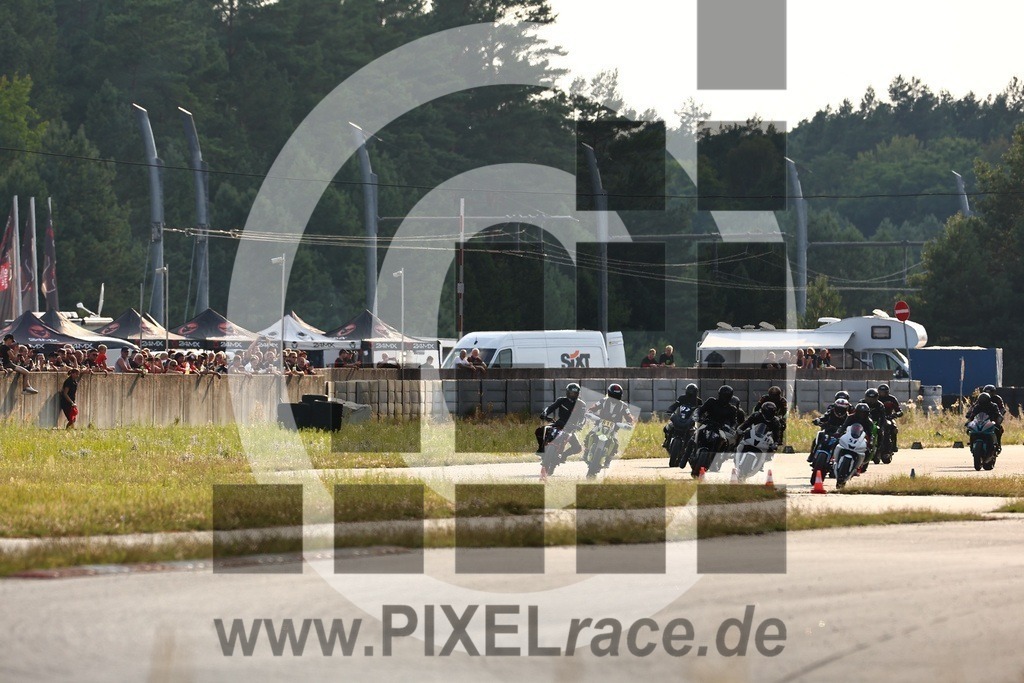 start-20240803_05321 | Schöne Erinnerungen an spannende Momente - das festzuhalten ist unser Job. PIXELrace.de ist seit 2003 auf den Rennstrecken Europas unterwegs um die Action draußen beim Fahren und die wunderbare Stimmung imm Fahrerlager für euch einzufangen.
