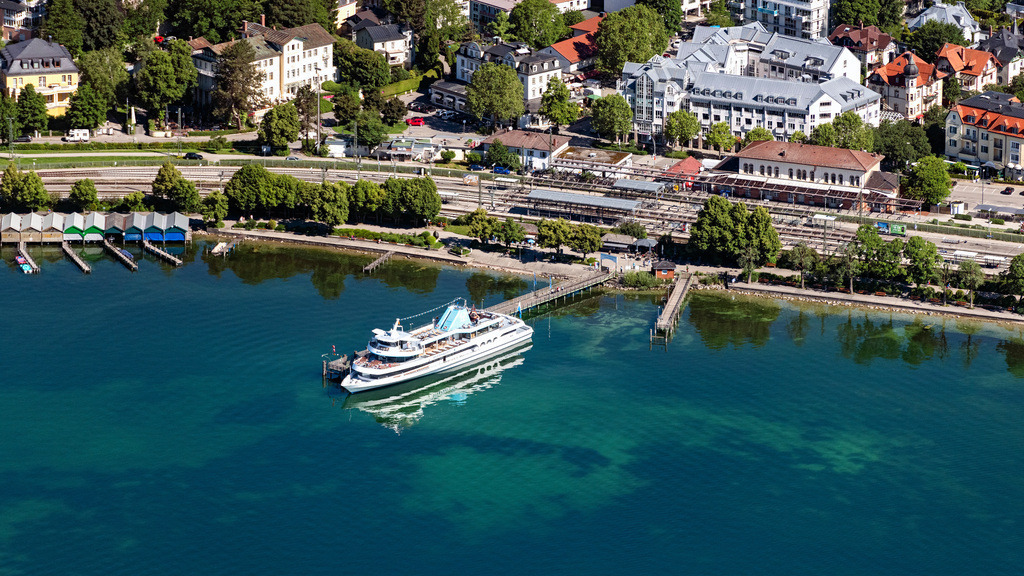 dr__0053550.jpg | STARNBERG 12.06.2020 Uferbereiche am Seegebiet des Starnberger See und der Schiffsanlagesteg der Bayerischen Seenschifffahrt in Starnberg im Bundesland Bayern, Deutschland. Weiterführende Informationen bei: Bayerische Seenschifffahrt GmbH. // Riparian areas on the lake area of Starnberger See and of Schiffsanlagesteg of Bayerischen Seenschifffahrt in Starnberg in the state Bavaria, Germany. Further information at: Bayerische Seenschifffahrt GmbH. Foto: Daniel Reiter