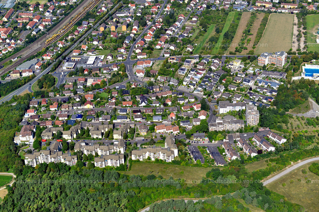 3650024 | GADHEIM 31.08.2016 Wohngebiet einer Reihenhaus- Siedlung an der  in Gadheim im Bundesland Bayern, Deutschland // Residential area a row house settlement  in Gadheim in the state Bavaria, Germany Foto: Gerhard Launer