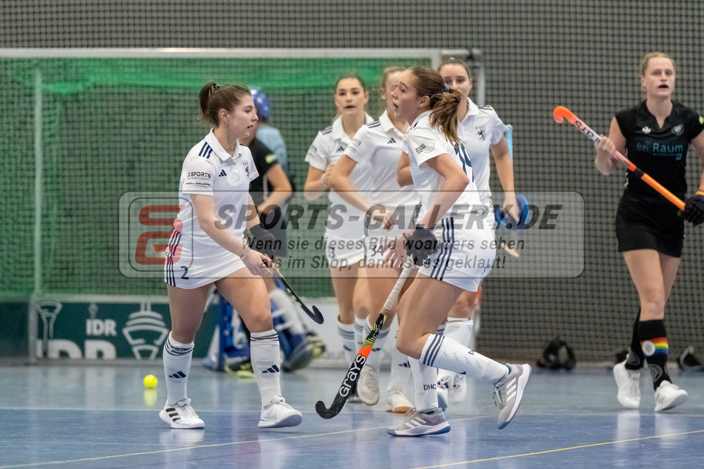 HK_20241201_109466 | 1. Bundesliga Halle Damen Düsseldorfer HC - Schwarz Weiss Köln am 1.12.2024 DHC, Düsseldorf , Marie Hahn ( Düsseldorfer HC #2 ) , Emma Becker ( Düsseldorfer HC #19 ) , Charlotte Ritter ( ( Düsseldorfer HC #34 ) , Julia Drechshage ( Düsseldorfer HC #13 )