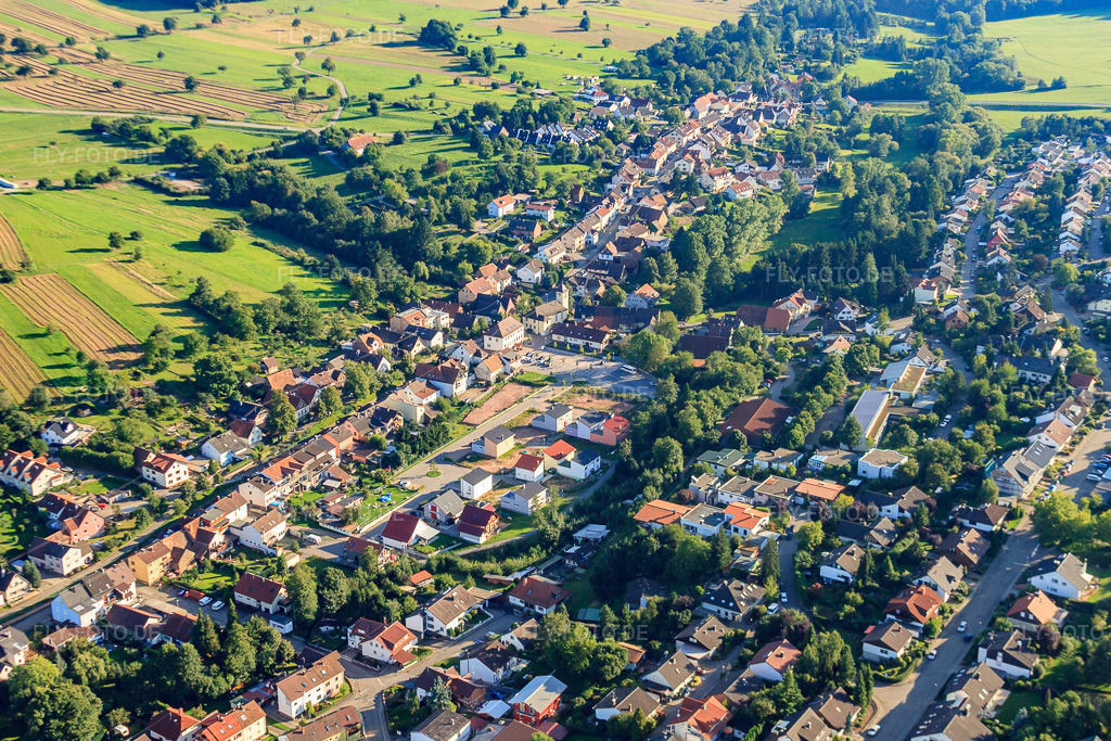 Luftbild: Ortsansicht von Nordosten im Ortsteil Auerbach in Karlsbad im Bundesland Baden-Württemberg in Deutschland.Foto: IMG_32402.jpg vom 21.08.2010 durch Werner Riehm/FLY-FOTO.deAuflösung des Originals: 4545 x 3030 px