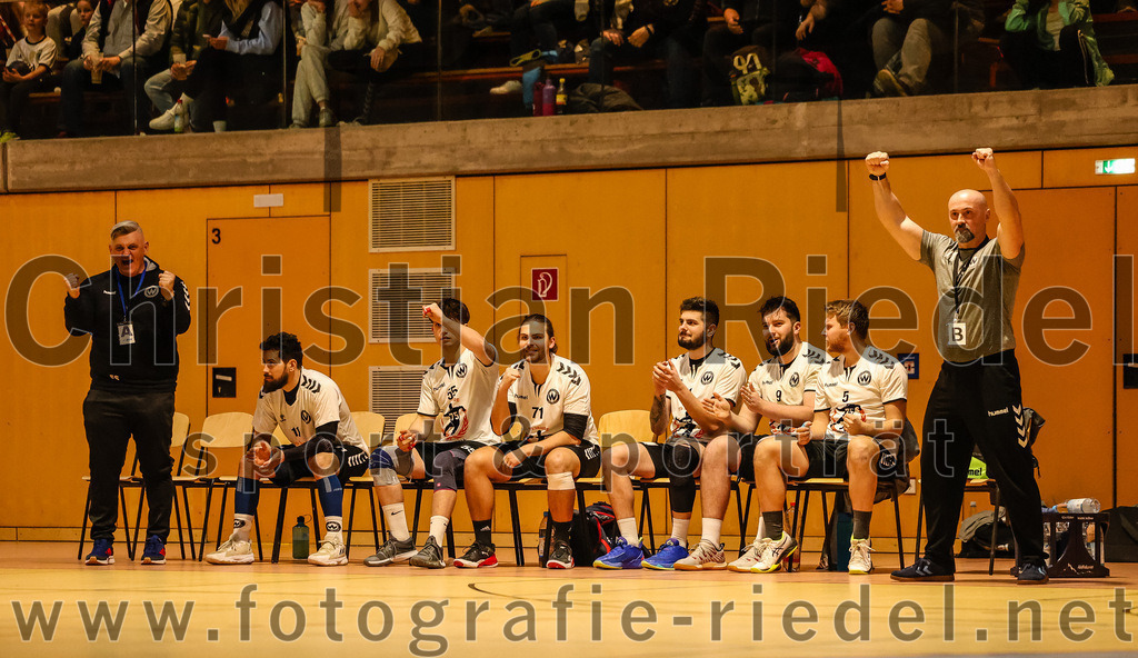 2024-03-09_020_SpVgg_Altenerding_gegen_SVW_Burghausen | Erding, Deutschland, 09.03.2024:
Handball, Bezirksoberliga Männer 2023 / 2024, 18. Spieltag, SpVgg Altenerding gegen SVW Burghausen, Endergebnis: 25:34

Elias Subasic (SVW Burghausen, #), Daniel Wimmer (SVW Burghausen, #55), Erik Pfaadt (SVW Burghausen, #71), David Derek (SVW Burghausen, #9), Hendrik Pfaadt (SVW Burghausen, #5), Trainer Ivan Meter (SVW Burghausen)

Foto: Christian Riedel / fotografie-riedel.net