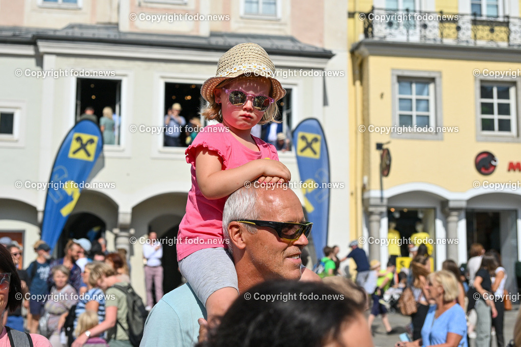 Pflasterspektakel_ 35. Linzer Pflasterspektakel 2023_ 19.07.2023-69 | 19.07.2023, Linz, AUT, 35. Linzer Pflasterspektakel 2023, im Bild Zuschauer, Besucher, Menschen