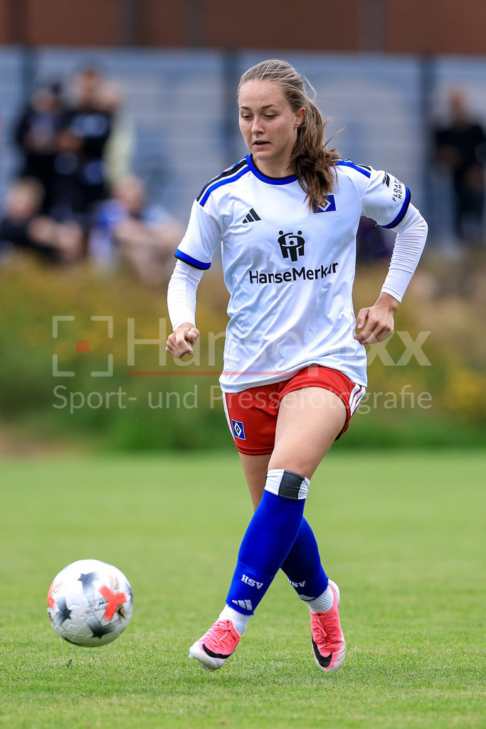 Fussball, Testspiel Frauen, Hamburger SV - Odense BK | Camilla Linberg (Hamburger SV, HSV, 7) am Ball, Freisteller, Einzelbild, Ganzkörper, Aktion, Action, Spielszene