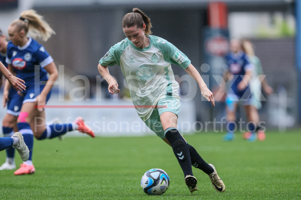 Fussball, DFB-Pokal Frauen, DSC Arminia Bielefeld - SV Werder Bremen | v.li.: Reena Wichmann (SV Werder Bremen, 33) am Ball, Einzelbild, Ganzkörper, Aktion, Action, Spielszene, DIE DFB-RICHTLINIEN UNTERSAGEN JEGLICHE NUTZUNG VON FOTOS ALS SEQUENZBILDER UND/ODER VIDEOÄHNLICHE FOTOSTRECKEN. DFB REGULATIONS PROHIBIT ANY USE OF PHOTOGRAPHS AS IMAGE SEQUENCES AND/OR QUASI-VIDEO.