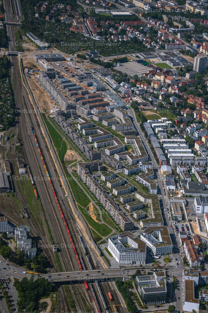 4050782 | REGENSBURG 02.09.2021 Wohngebiet einer Mehrfamilienhaussiedlung " Das DÖRNBERG " an der Kumpfmühler Straße Ecke Friedrich-Niedermeyer-Straße im Ortsteil Westviertel in Regensburg im Bundesland Bayern, Deutschland. Weiterführende Informationen bei: Allmann Sattler Wappner Architekten GmbH,  Bucher Properties GmbH,  Dörnberg-Viertel Projekt GmbH &amp; Co. KG,  Hubert Haupt Immobilien Holding e.K.. // Residential area of a??a??a multi-family housing estate "Das DOeRNBERG" in the district of Westviertel in Regensburg in the state of Bavaria, Germany. Further information at: Allmann Sattler Wappner Architekten GmbH,  Bucher Properties GmbH,  Doernberg-Viertel Projekt GmbH &amp; Co. KG,  Hubert Haupt Immobilien Holding e.K.. Foto: Gerhard Launer