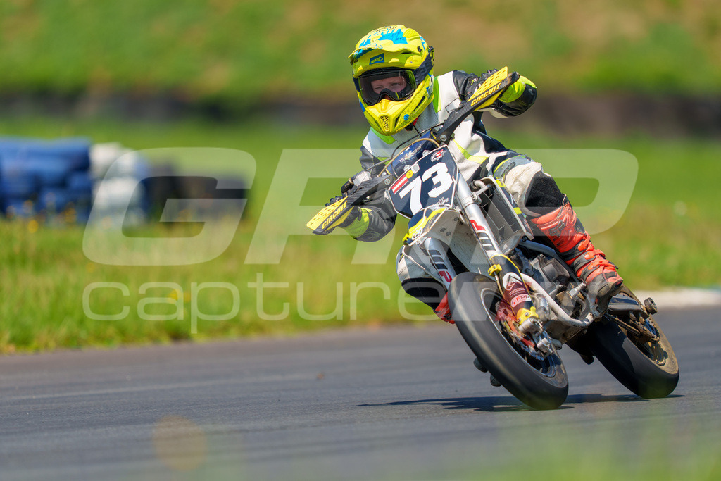 G-Cup + Supermoto Staatsmeisterschaft + Hungarian Supermoto Championship | GRIPcapture steht für authentische Sportfotografie in Österreich – für Momente, die mehr sind als Geschwindigkeit oder Ergebnis. Es geht um Emotion, Spannung, Fokus und den Augenblick, der oft nur einen Wimpernschlag dauert.Ob Motorsport, Teamsport oder 