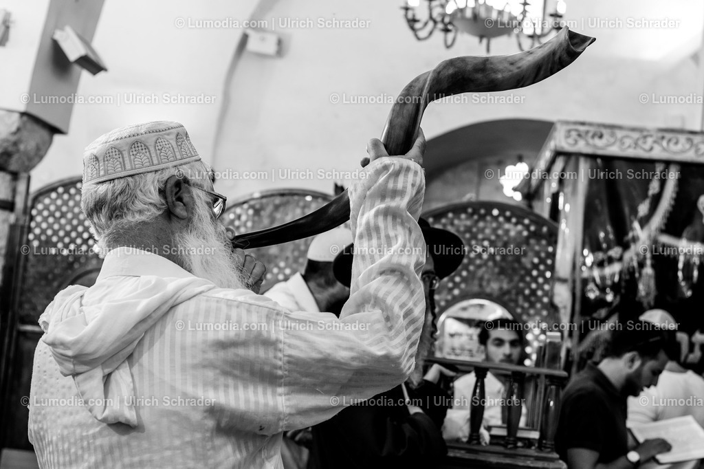 201608_Israel-109 | Meron, am Grab von Rabbi Schim’on Bar Jochai. Der Ton des Schofars soll den Juden aufrütteln zu besserem Tun. - Realisiert mit Pictrs.com