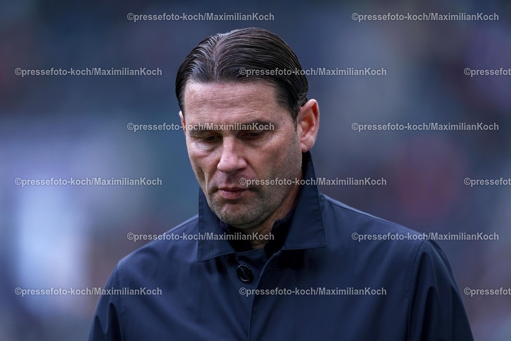 BMG21022501004 | 22.02.2025, Fußball, Borussia Mönchengladbach - FC Augsburg, 1. Fußball Bundesliga, Borussia-Park, Saison 2024 2025: Trainer Gerardo Seoane (Cheftrainer Mönchengladbach) Mimik DFB regulations prohibit any use of photographs as image sequences and or quasi-video.
