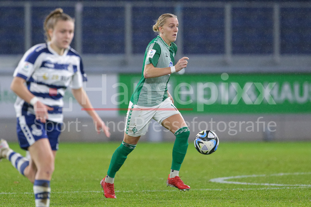Fussball, Google Pixel Frauen-Bundesliga, MSV Duisburg - SV Werder Bremen | v.li.: Lina Hausicke (SV Werder Bremen, 18) am Ball, Einzelbild, Ganzkörper, Aktion, Action, Spielszene, DIE DFB-RICHTLINIEN UNTERSAGEN JEGLICHE NUTZUNG VON FOTOS ALS SEQUENZBILDER UND/ODER VIDEOÄHNLICHE FOTOSTRECKEN. DFB REGULATIONS PROHIBIT ANY USE OF PHOTOGRAPHS AS IMAGE SEQUENCES AND/OR QUASI-VIDEO.