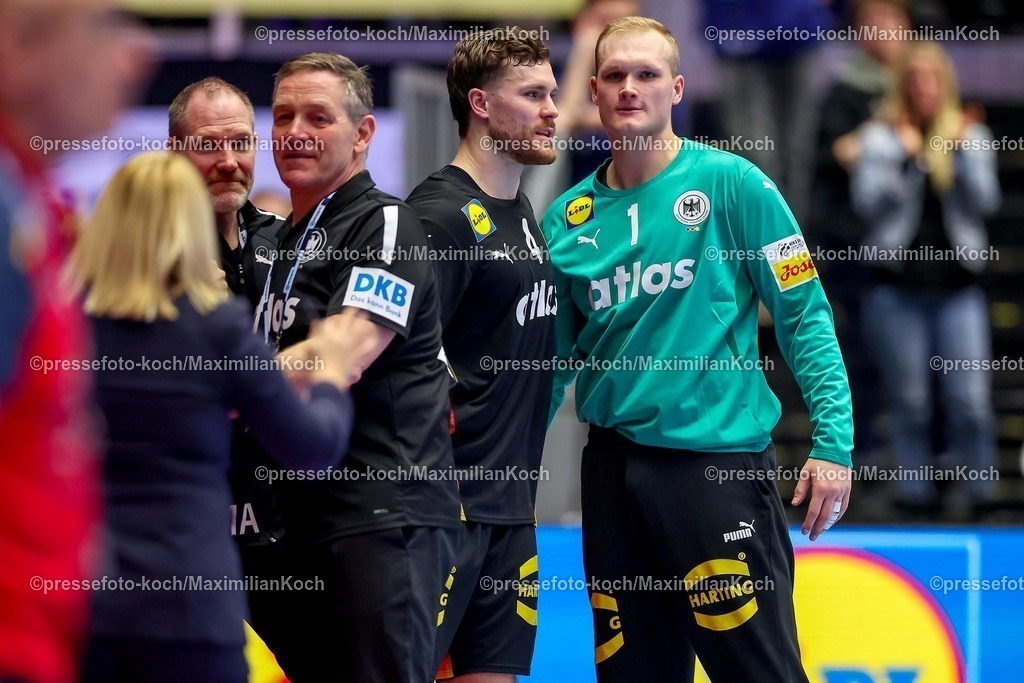EHF19012602203 | 19.01.2026, Handball, Men's EHF EURO 2026, Deutschland - Spanien, Jyske Bank Boxen in Herning, Dänemark, Preliminary Round: Freude über den Sieg bei Headcoach Alfred Gislason (Germany #hc)  Johannes Golla (Germany #04)  David Späth (Germany #01) 
