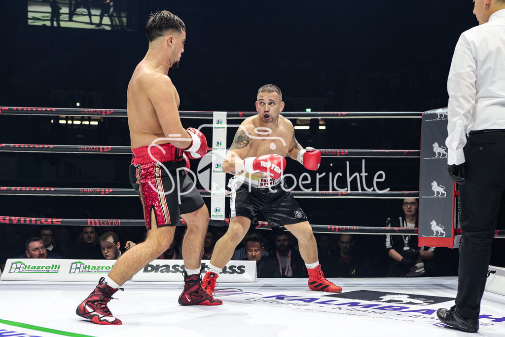 Profi - Box - Gala / Main Event | James KRAFT (rote Hose) in seinem Kampf gegen Vaclav TOJACEK (schwarze Hose)