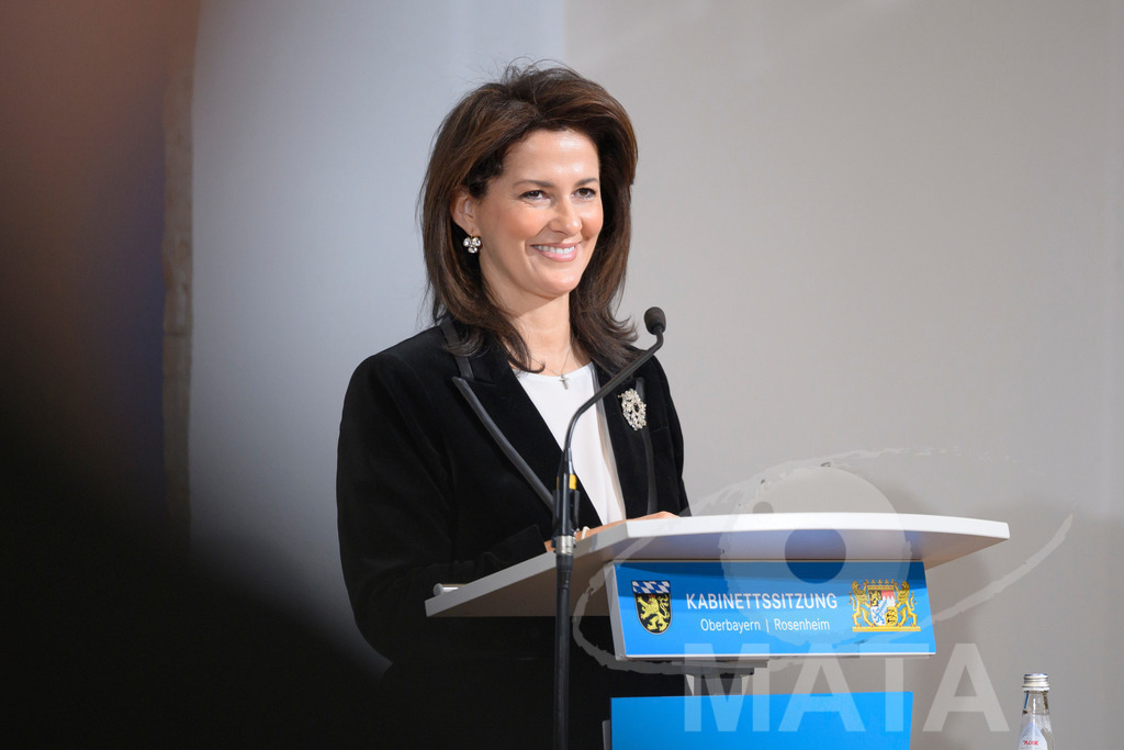 _DW05097 | Bayerns Landwirtschaftsministerin Michaela Kaniber (CSU)  Pressekonferenz im Lokschuppen. Rosenheim, 02.12.2025 Bayern Deutschland - Realisiert mit Pictrs.com