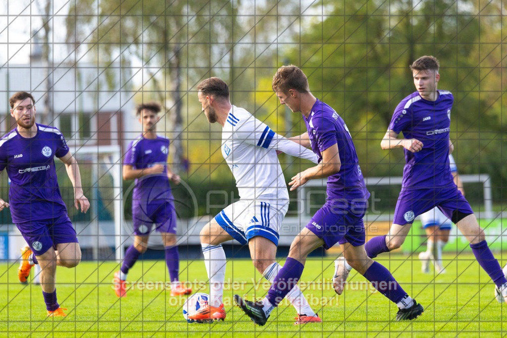 20261010_155327_0433_(c)_by_PhotoPeet | #,1.FC Eislingen (weiß) vs. TSV Bernhausen (lila), Fussball, Landesliga 2 - wfv, 11. Spieltag, Saison 2026/2027, Rasenplatz, Eichbachstation, Haldenstraße, 73054 Eislingen, 10.10.2026 - 15:30 Uhr,Foto: PhotoPeet / Sport- &amp; Eventfotografie / Peter Harich
