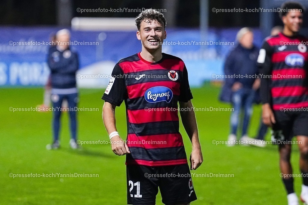 xYDR31102501128 | 31.10.2025, xydrx, Fußball, 3.Liga, FC Viktoria Köln - FC Ingolstadt 04, Saison 2025 2026, Sportpark Höhenberg: Lucas Wolf (FC Viktoria Köln #21) freut sich über den 3:1 Sieg  DFB regulations prohibit any use of photographs as image sequences and or quasi-video.