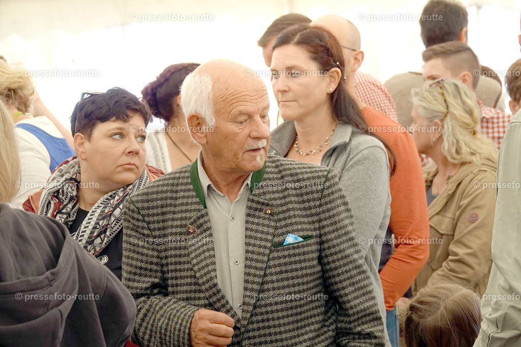 z-news-2022-Okt16-LJ_Erntedank_-ZELTFEST-DSD04823 | Info aus dem Bezirk Reutte/Ausserfern Tirol sowie eine umfangreiche Bilddatenbank über die gesamte Region: Lechtal, Talkessel Reutte, Tannheimertal, Zwischentoren. Lech, Plansee, Zugspitze, Grenztunnel, B179, Fernpassstraße, Verkehr, Lawinen, Tradition, - Realisiert mit Pictrs.com