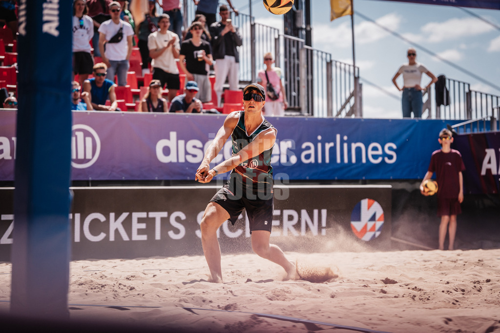 Beachvolleyball | Männer | Allianz German Beach Tour 2025 | Tourstop Düsseldorf | 09.05.2025 | Sven Winter spielt den Ball