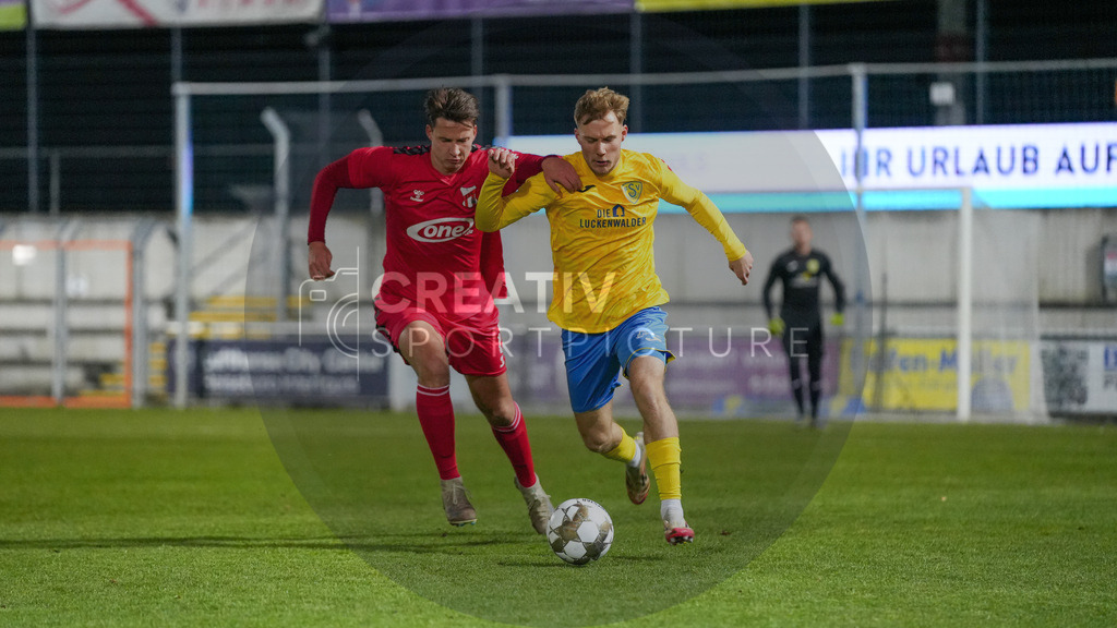 Fußball, Herren, Saison 2025/2026, Regionalliga Nordost, 17. Spieltag, FSV 63 Luckenwalde vs. ZFC Meuselwitz, Freitag 28.11.2025, Werner-Seelenbinder-Stadion Luckenwalde, | Fußball, Herren, Saison 2025/2026, Regionalliga Nordost, 17. Spieltag, FSV 63 Luckenwalde vs. ZFC Meuselwitz, Freitag 28.11.2025, Werner-Seelenbinder-Stadion Luckenwalde, Im Bild: Leon Schmökel (l. Meuselwitz) und Fabio Schneider (r. Luckenwalde) - Realisiert mit Pictrs.com