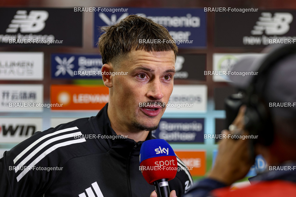 Bayer 04 Leverkusen vs Eintracht Frankfurt - Bundesliga  | Leverkusen, Deutschland, 12.09.25:   Robin Koch (Eintracht Frankfurt) schaut im Interview waehrend des Spiels der Bundesliga zwischen  Bayer 04 Leverkusen vs Eintracht Frankfurt in der BayArena(Foto von Brauer-Fotoagentur / Adrian Schlueter)