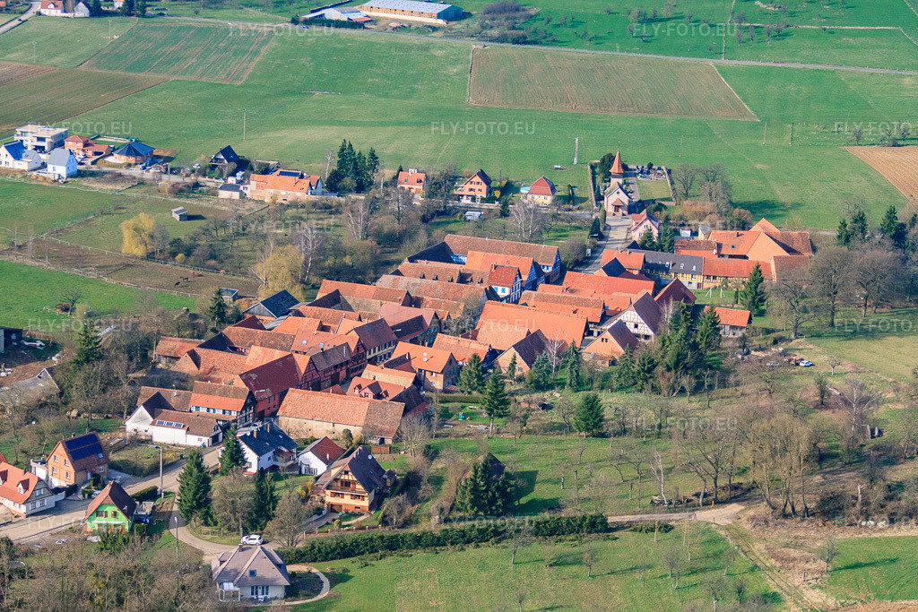Vue aérienne: Vue de la ville depuis le sud à Issenhausen dans le département Bas Rhin, France – .Photo: IMG_38597.jpg prise le 20/03/2011 par Werner Riehm/FLY-FOTO.eu – Résolution de l'original: 4752 x 3168 px