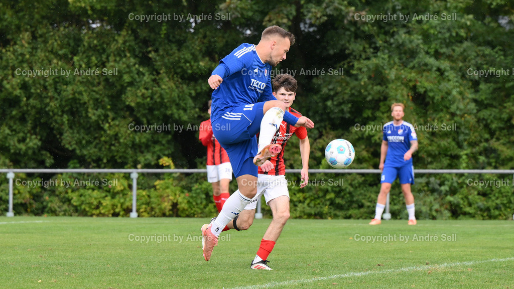 SpVg Eidertal Molfsee vs TSV Kronshagen | Tom Wüllner (Molfsee #10 scheitert am Torwart) vs Kjell Schröder (TSVK #6) / Fußball-Landesliga Schleswig Männer 2025/2026 / SpVg Eidertal Molfsee vs TSV Kronshagen / Platz A / Molfsee / 13.09.25 - Realisiert mit Pictrs.com