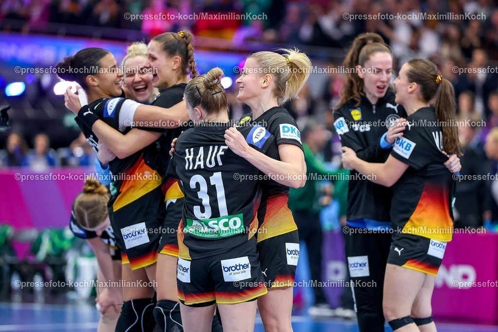 IHF09122502133 | 09.12.2025, Handball WM Frauen, Viertelfinale, Deutschland - Brasilien, 27th IHF Women's Handball World Championship, Westfalenhalle Dortmund: Freude nach dem Sieg und dem EInzug ins Halbfinale. Die Mannschaft feiert den Sieg unter Freudentränen zusammen auf dem Spielfeld und liegt sich glücklich in den Armen. Alexia Hauf (GER #31) umarmt Antje Doll (GER #29) glücklich neben Aimee von Pereira (GER #49) und Xenia Smits (GER #11) und Katharina Filter (GER #42) und Julia Maidhof (GER #27) 