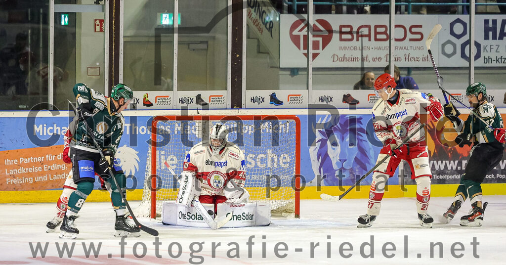 2025-09-12_180_TSV_Erding_gegen_EV_Landshut | Erding, Deutschland, 12.09.2025:Eishockey, Oberliga Süd 2025 / 2026, Testspiel, TSV Erding gegen EV Landshut, Endergebnis: 4:6Maximilian Forster (Erding Gladiators, #81), Philipp Dietl (EV Landshut, #29), Alexander Dersch (EV Landshut, #27)Foto: Christian Riedel / fotografie-riedel.net