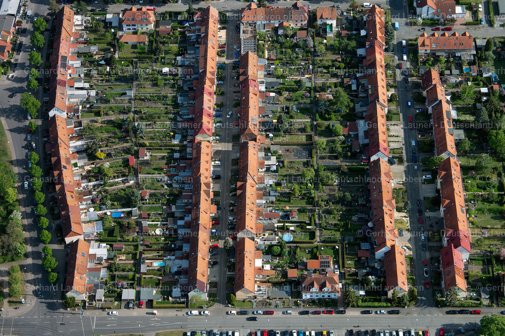4025776 | ERFURT 06.05.2020 Wohngebiet einer Reihenhaus- Siedlung an der Riethstraße - Fasanenstraße im Ortsteil Ilversgehofen in Erfurt im Bundesland Thüringen, Deutschland. // Residential area a row house settlement Riethstrasse - Fasanenstrasse in the district Ilversgehofen in Erfurt in the state Thuringia, Germany. Foto: Gerhard Launer