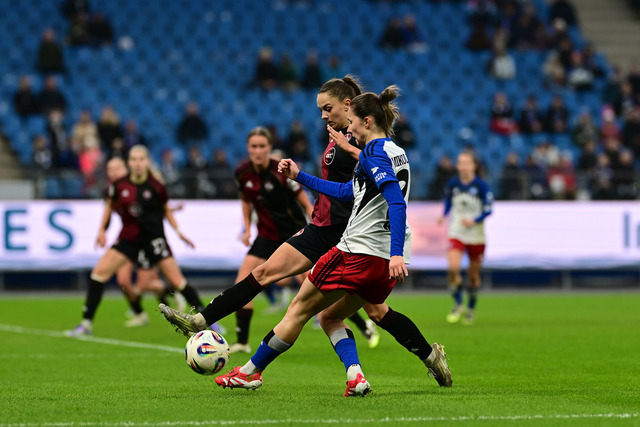 Fußball I Frauen I Saison 2025-2026 I Bundesliga I 10. Spieltag I Hamburger SV - 1. FC Nürnberg I 47271 | Sanja Homann (19, 1. FC Nürnberg) Maria Mikolajova (27, Hamburger SV) - Realisiert mit Pictrs.com